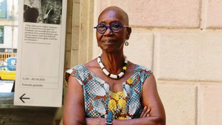 Pla mitjà de la coreògrafa i ballarina senegalesa Germaine Acogny al Palau de la Virreina de Barcelona. Imatge del 27 de juliol de 2021. (Horitzontal).