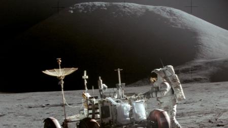 Jim Irwin, piloto del módulo lunar del Apolo 15, junto al vehículo lunar todoterreno