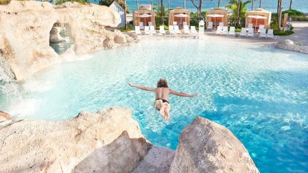 El Gran Hyatt Baha Mar, ubicado en una playa pintoresca en las Bahamas, está equipado con un taller donde los huéspedes pueden experimentar sus capacidades en diferentes tipos de artes