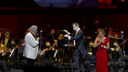 Plácido Domingo y Marta Sánchez al cierre del recital. Recibieron una ovación de tres minutos.