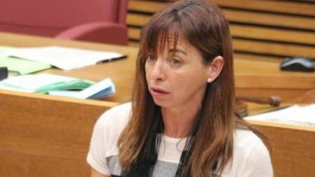 La diputada de Vox Rebeca Serna en la tribuna del Parlamento valenciano.