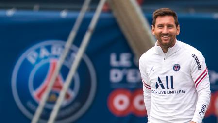 Saint Germain En Laye (France), 19/08/2021.- Paris Saint Germain's Lionel Messi attends a training session at the Camp des Loges sports complex near Paris, France, 19 August 2021. (Francia) EFE/EPA/CHRISTOPHE PETIT TESSON