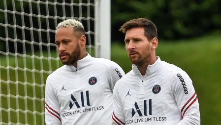Paris Saint-Germain's Brazilian forward Neymar (L) and Paris Saint-Germain's Argentinian forward Lionel Messi take part in a training session at the Camp des Loges Paris Saint-Germain football club's training ground in Saint-Germain-en-Laye, west of Paris on August 19, 2021. (Photo by BERTRAND GUAY / AFP)
