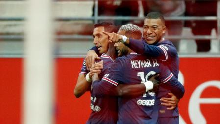 Reims (France), 29/08/2021.- Paris Saint-Germain's Kylian Mbappe (R) celebrates with teammates after scoring the 2-0 lead during the French Ligue 1 soccer match between Stade Reims and Paris Saint-Germain (PSG) at Stade Auguste-Delaune II in Reims, France, 29 August 2021. (Francia) EFE/EPA/YOAN VALAT