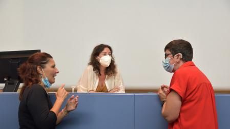 La portavoz de Podem, Pilar Lima, junto a su intérprete y la diputada Cristina Cabedo.