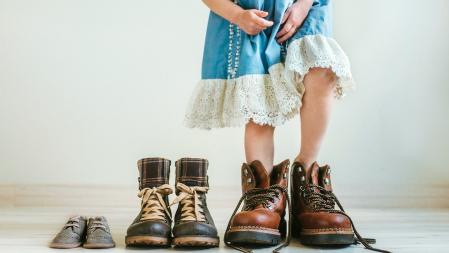 niños zapatos grandes hermanos mayores