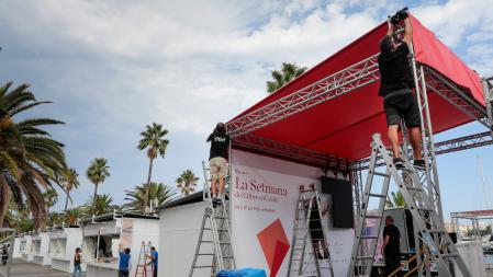 Preparativos de la Setmana del Llibre en Català, en el Moll de la Fusta