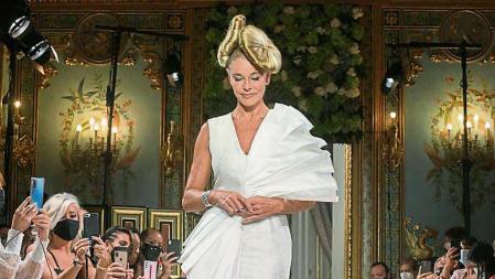 Belén Rueda desfilando durante el desfile de Benjamín Friman, a 14 de septiembre de 2021, en Madrid (España). MODA;FASHION WEEK;DESFILE;BENJAMIN FRIMAN;DISEÑADOR;ACTRIZ José Oliva / Europa Press 14/09/2021