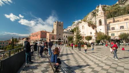 Messina es uno de los enclaves menos turísticos y más genuinos de la isla, como una postal de los años 60 devuelta a la vida