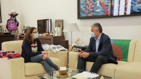 La vicepresidenta primera del Consell, Mónica Oltra, charla con el vicepresidente segundo, Héctor Illueca.