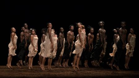 Los bailarines de la École des Sables interpretan la icónica coreografía de Pina Bausch, 'La consagración de la primavera' en los Teatros del Canal.