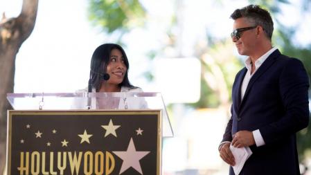 Alejandro Sanz escuchando la presentación de la actriz mexicana Yalitza Aparicio, antes de despatar su estrella