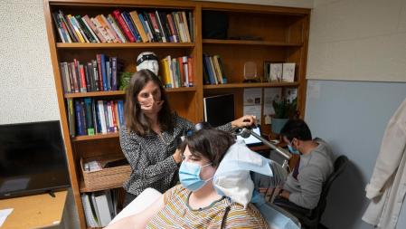 Una mujer de 36 años se ha convertido en la primera paciente tratada con éxito mediante estimulación craneal personalizada de una depresión profunda.
