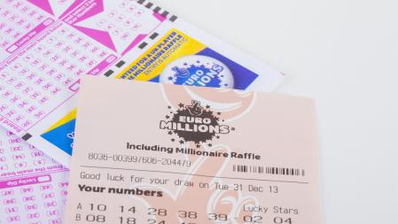 Muchos sueñan con tener un golpe de suerte y que la diosa Fortuna sea generosa con ellos otorgándoles un suculento premio de lotería. La ilusión de que pagar unos euros pueda darte millones no se pierde ni jugando durante décadas, pero lo primero que tenemos que tener en cuenta antes de jugar a la lotería, es que las posibilidades de ganar son más bien escasas, por no decir imposibles. En el sorteo de Euromillones, por ejemplo, solo tenemos una posibilidad entre 139.838.160, tal y como asegura la propia web del sorteo.