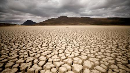 Un cielo nuboso que no deja precipitaciones se posa sobre el desierto seco y agrietado en Graaf-Reinet, Sudáfrica