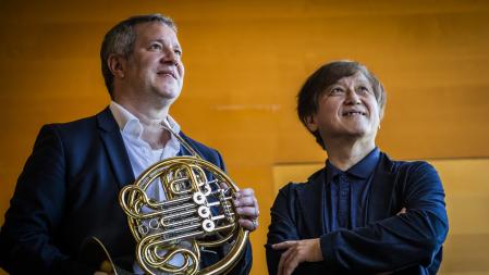 07 - 10 - 2021 / Barcelona / El director de l’OBC Kazushi Ono comença la seva ultima temporada a bcn. Fem li fotos sol i amb el trompa de la Filharmonica de Berlin, Stefan Dhor / Foto: Llibert Teixidó
