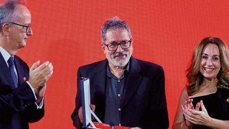 GRAF9383. SEVILLA, 09/10/2021.- El escritor y traductor argentino César Aira (c) recibe el premio Prix Formentor 2021 de manos de los mecenas, Simón Pedro Barceló (i) y Marta Boadas (d), hoy sábado en Sevilla. El Prix Formentor es un premio mantenido por las familias Barceló y Buadas, concedido por primera vez en 1961 e impulsado por editores europeos como Carlos Barral, Gallimard o Rowolth. EFE/José Manuel Vidal