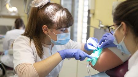 Dues estudiants del grau superior en Higiene Bucodental