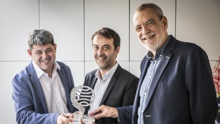 Antonio Mercero, Agustín martínez y Jorge Días, con el premio Planeta, en un hotel de Barcelona