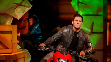 Los visitantes pasan junto a la figura de cera del actor, director de cine y productor estadounidense Tom Cruise