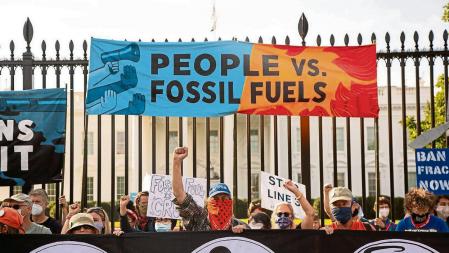 14 October 2021, US, Washington: Protesters take part in a protest in front of the White House to call on US President Joe Biden to divest from fossil fuels and invest in a clean energy future. Photo: Karla Cote/SOPA Images via ZUMA Press Wire/dpa Karla Cote/SOPA Images via ZUMA / DPA 14/10/2021 ONLY FOR USE IN SPAIN