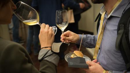 Un cava de Guarda Superior Gran Reserva con un norteamericano McBlay (hamburguesa) con salsa barbacoa