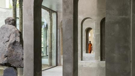 Una model del 080 Barcelona Fashion en un de los marcs de L'Espai XC (G.C.)