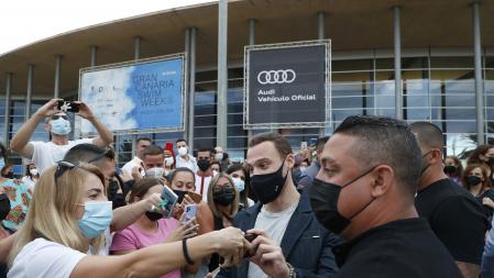 Kerem Bürsin a su llegada al recinto Expomeloneras, donde se ha celebrado la Gran canaria Swim Week by Moda Cálida