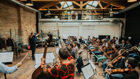 Los músicos de la GiO Symphonia ensayan en el flamante estudio de Ígor Cortadellas en el barrio de Gràcia