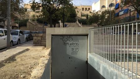 Entrada de uno de los refugios que pronto se abrirán al público, junto a la escalinata del Instituto Jorge Juan