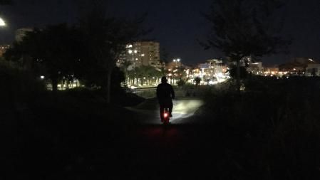 Un ciclista circula ayer a las 18,30 hacia la salida del parque recién inaugurado