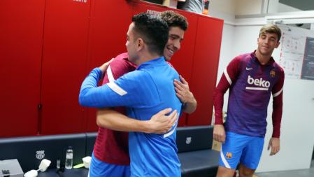Xavi reencontrándose con Sergi Roberto, excompañero y amigo