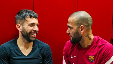 Jordi Alba y Dani Alves se reencontraron en el vestuario