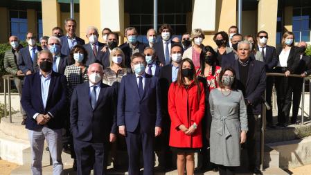 Ximo Puig, Carolina Pascual, los rectores y los representantes empresariales posaron antes de constituir el Patronato