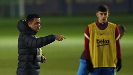 Xavi y Demir en un entrenamiento del FC Barcelona