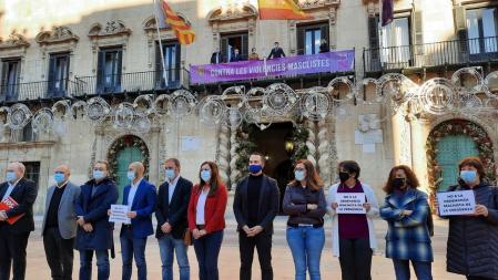 El alcalde de Alicante observa desde el balcón del Ayuntamiento cómo los concejales de la oposición protestan conjuntamente contra la ordenanza de connvivencia aprobada