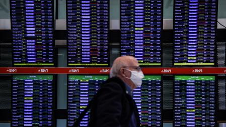 El endurecimiento de las medidas anti covid afecta sobre todo a los viajes desde el exterior. En la imagen del pasado día 24, un pasajero en el aeropuerto de Baltimore-Washington