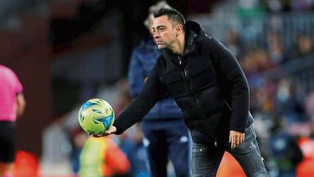 BARCELONA, 04/12/2021.- El entrenador del FC Barcelona Xavi Hernández durante el partido de Liga que FC Barcelona y Betis disputan este sábado en el estadio Camp Nou de Barcelona. EFE/Alberto Estévez
