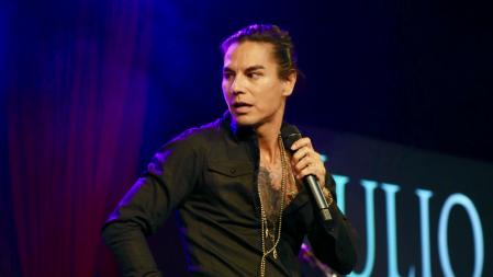 Julio Iglesias Jr no encontró a su madre entre los asistentes al concierto de la sala Flamingo Theater Bar.