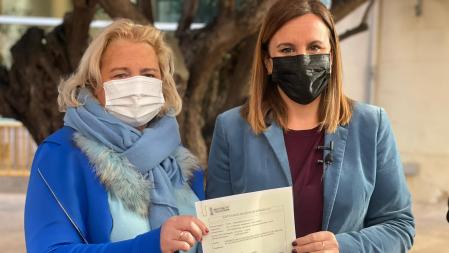 Las dirigentes del PP valenciano, María José Català y María José Ferrer San Segundo con el escrito de alegaciones.