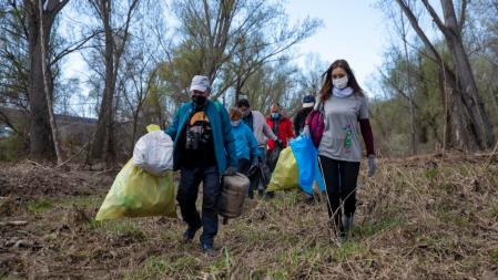 Miembros de uno de los grupos de trabajo en la acción del proyecto Libera este mes de diciembre  .