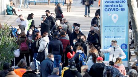 Colas para vacunarse de la covid en Barcelona