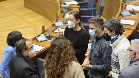 El síndic de Compromís, Fran Ferri, charla con el conseller Vicent Soler, la portavoz de UP, Pilar Lima y varios diputados.