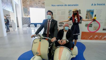 Alcalde y concejal de cultura de Alicante, en sidecar