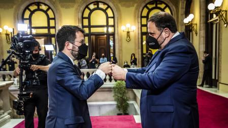 Pere Aragonès y Oriol Junqueras se saludan tras la investidura del primero como presidente de la Generalitat