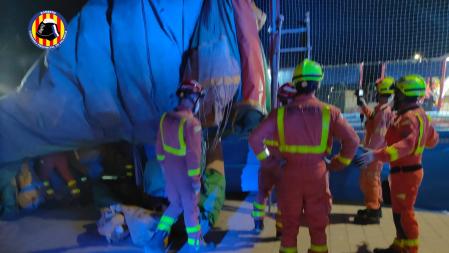 Varios bomberos del Consorcio Provincial junto a la atracción donde s eha producido el accidente.