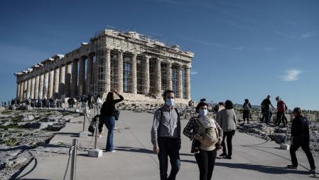 Tourists wearing face masks visit the Acropolis archaeological site in Athens, Greece, on Tuesday, Jan. 4, 2022. Greece announced new measures to support workers and companies affected by the latest curbs introduced to slow the spread of coronavirus. Photographer: Nick Paleologos/Bloomberg 
Categoría?Es un campo abstracto que determina el tema del contenido (Internacional, Politica...). Se rellena automaticamente en el entorno de Wires o manulamente por los documentalistas en el entorno de archivo Internacional Sub-Categoría?Es un campo abstracto que determina el subtema del contenido (Futbol, Barça...). Actualmente solamente se usa para realizar una categorización más detallada para los objetos relacionados con el Deporte FIN
