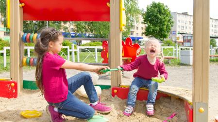 Dos niñas se pelean por un juguete