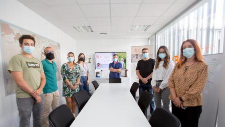 Miembros de la compañía alicantina Bioithas en la sala de reuniones de la firma.