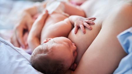 Una madre da el pecho a su bebé